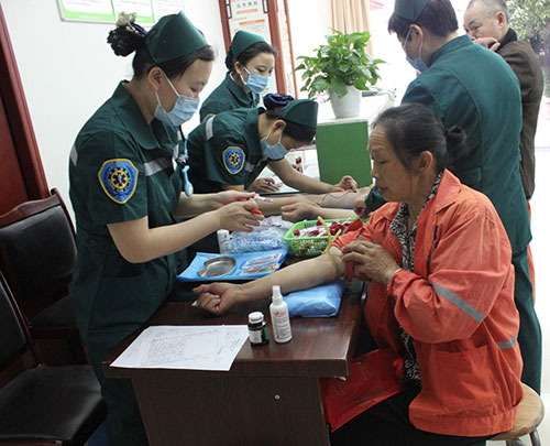 韦德网站官方入口第一医院为环卫工人免费体检