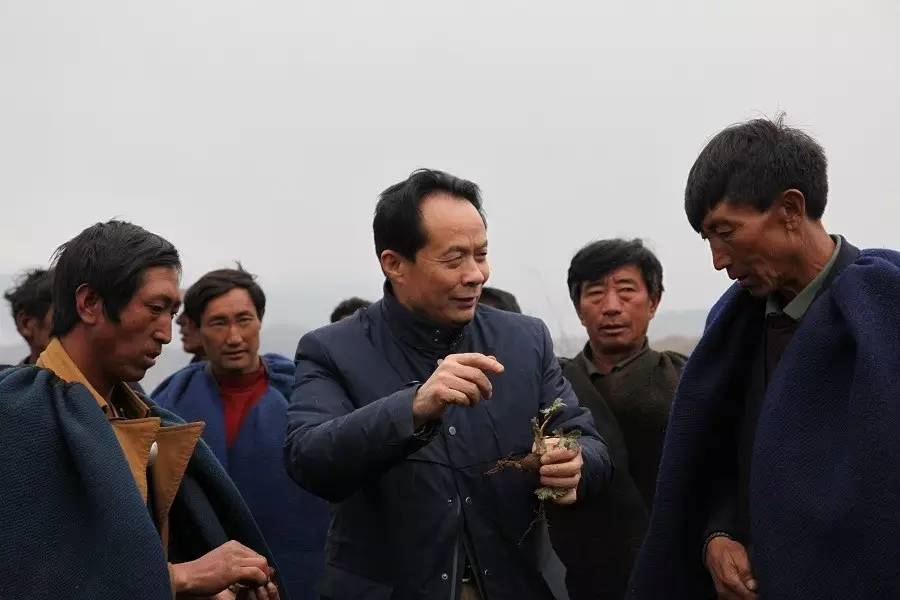 “两会”前耿福能在布拖县火灯村调研